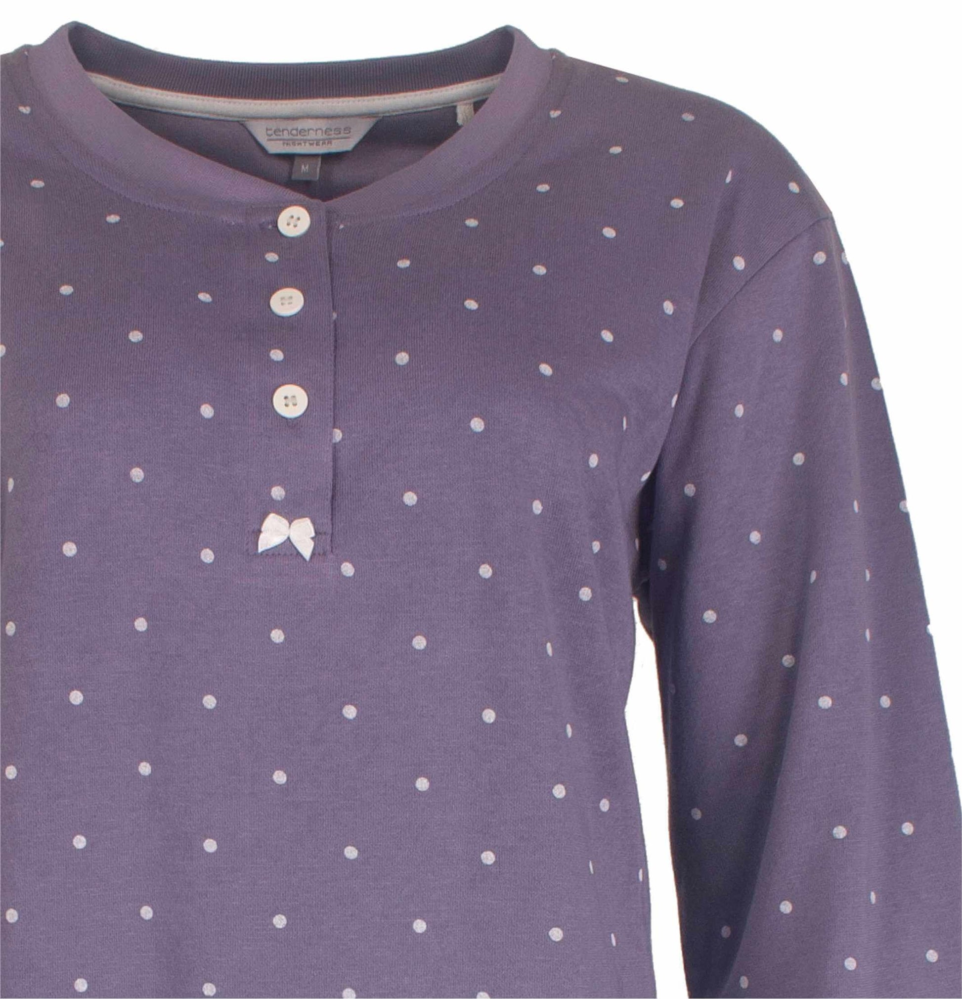 Lila fleece pyjama top met witte stippen, drie knoopjes en een strikje. Merk Tenderness zichtbaar op label.