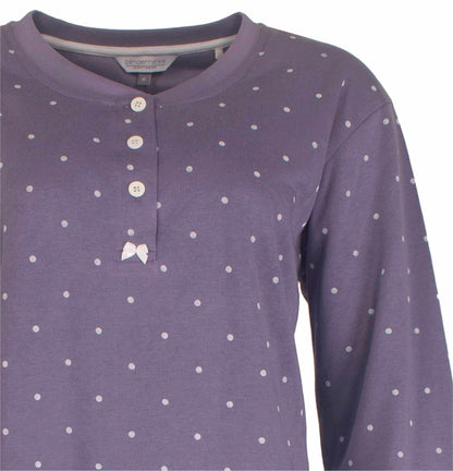 Lila fleece pyjama top met witte stippen, drie knoopjes en een strikje. Merk Tenderness zichtbaar op label.