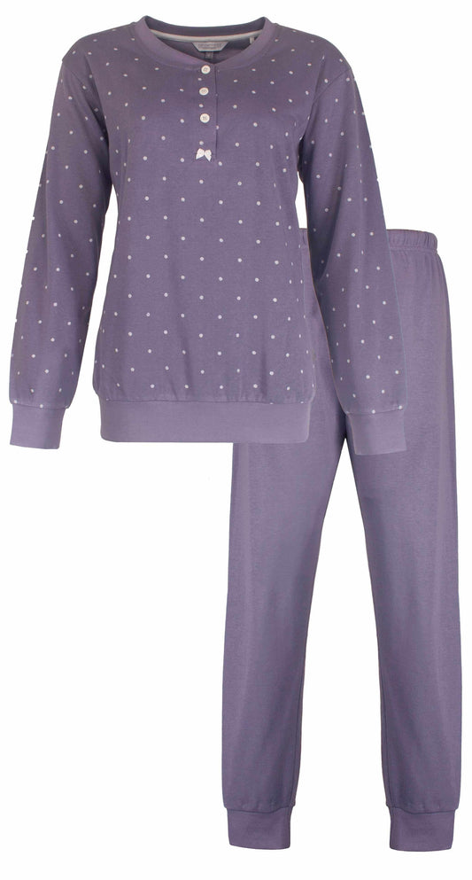 Lila fleece pyjama met witte stippen, lange mouwen en bijpassende broek. Henley-hals met knoopjes.