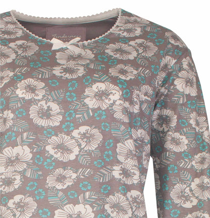 Bruine pyjama met wit en turquoise bloemenpatroon, ronde hals met strikje en scalloped rand