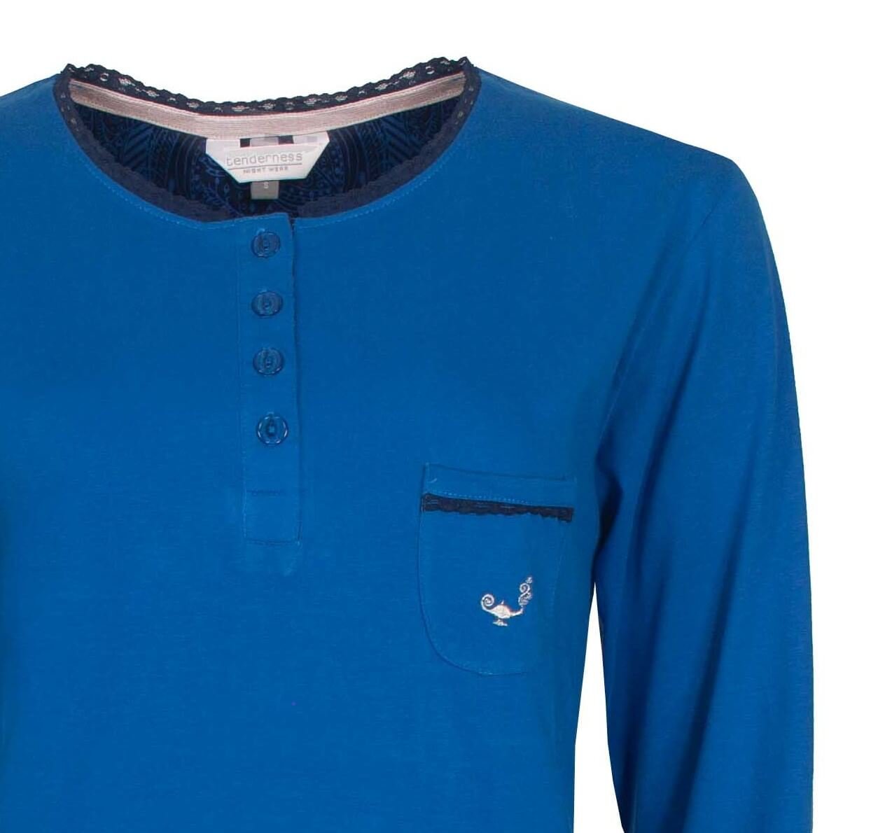 Helderblauwe pyjama top met lange mouwen, ronde hals, polosluiting en borstzakje met geborduurd logo