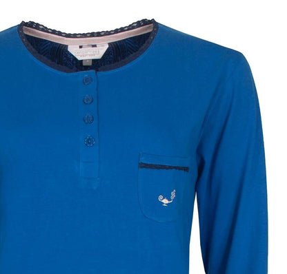 Helderblauwe pyjama top met lange mouwen, ronde hals, polosluiting en borstzakje met geborduurd logo