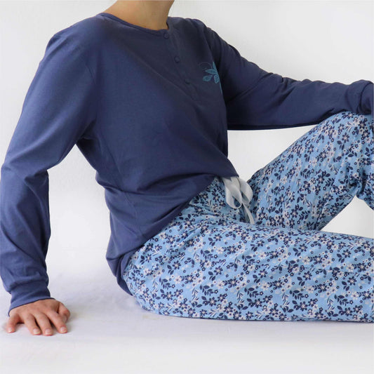 Dames pyjama in indigo blauw met bloemenprint broek en effen bovenstuk, gemaakt van katoen.
