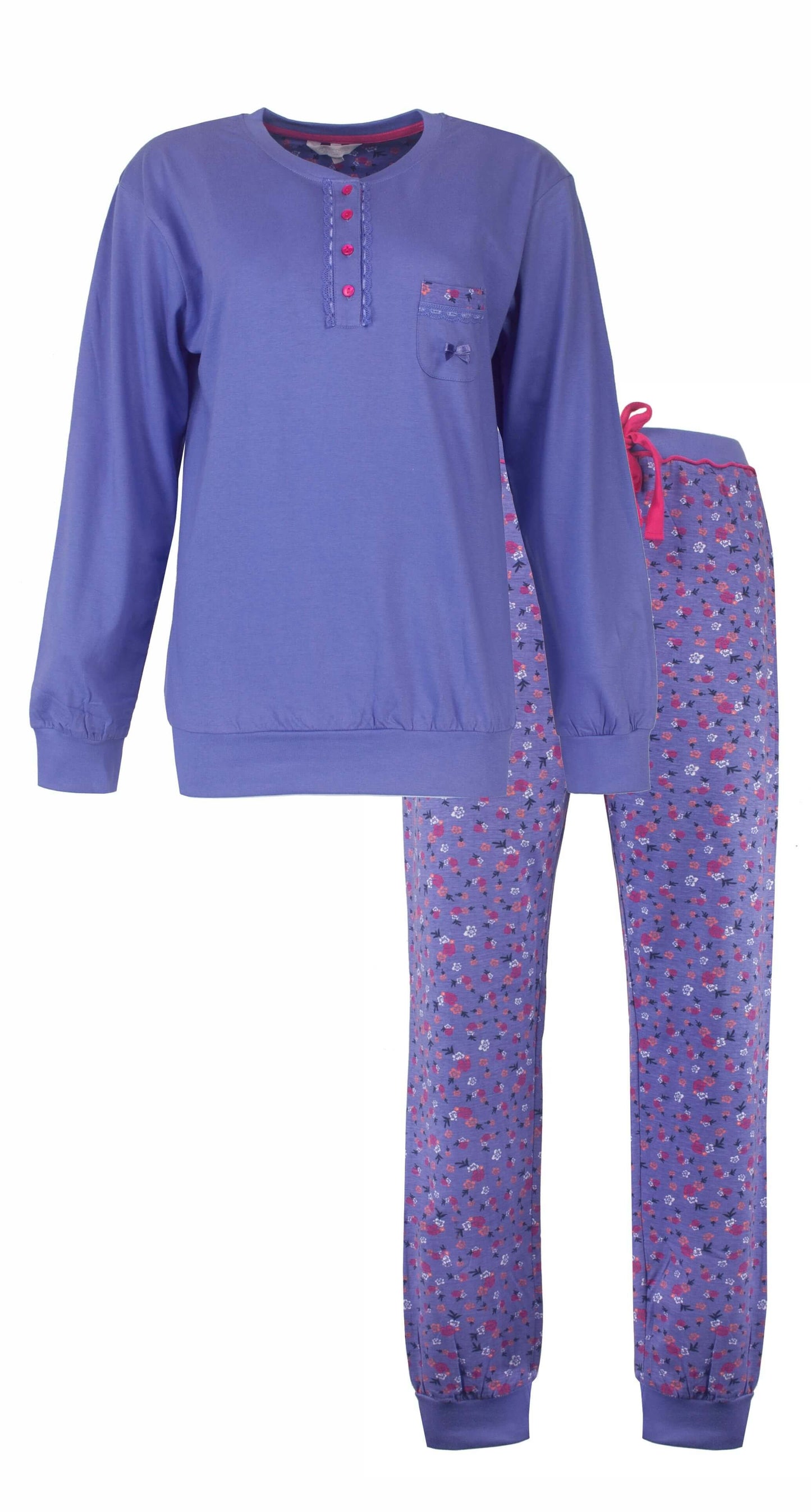 Blauwe dames pyjama set met effen lange mouwen top en gebloemde broek, beide in zachte tinten paars.