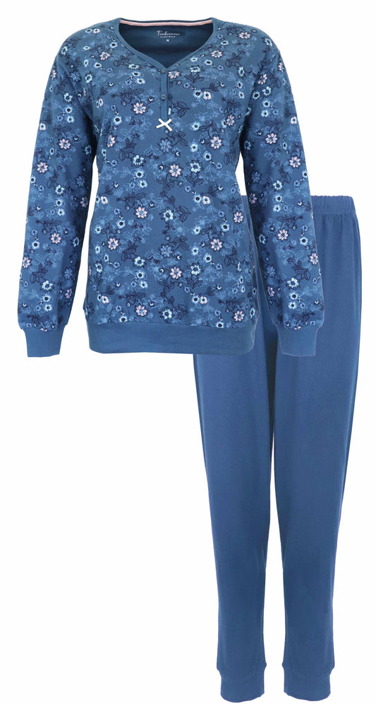 Blauwe dames pyjama met bloemenprint, lange mouwen en broek. Polo sluiting met strikje op de top.