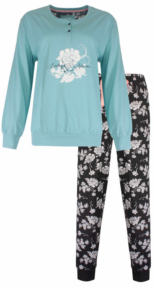 Groene pyjama top met witte bloemenprint en 'Endless Dreams' tekst, met bijpassende zwarte broek met witte bloemen