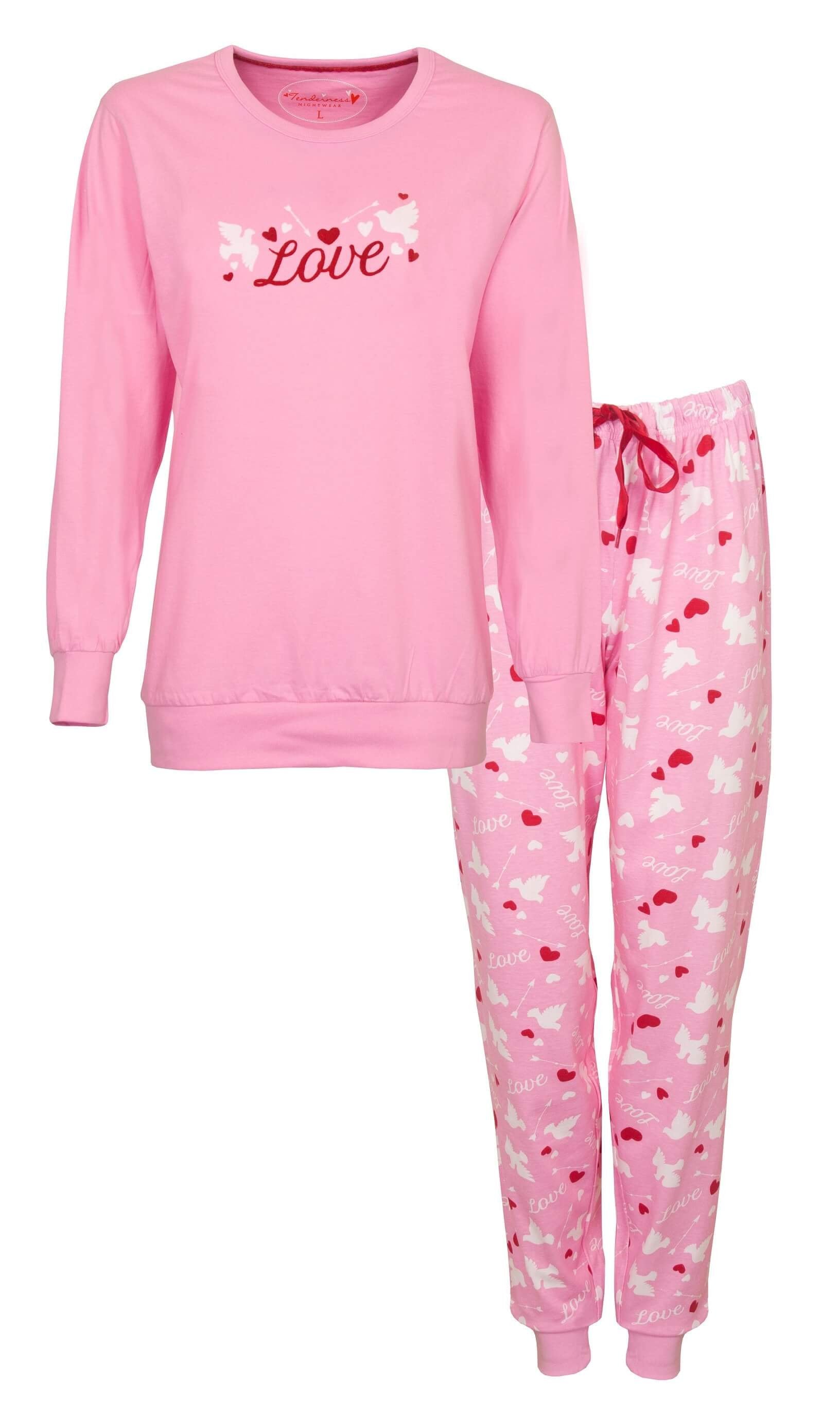 Roze pyjama set met 'Love' print op shirt en hartjes patroon op broek, gemaakt van zacht katoen