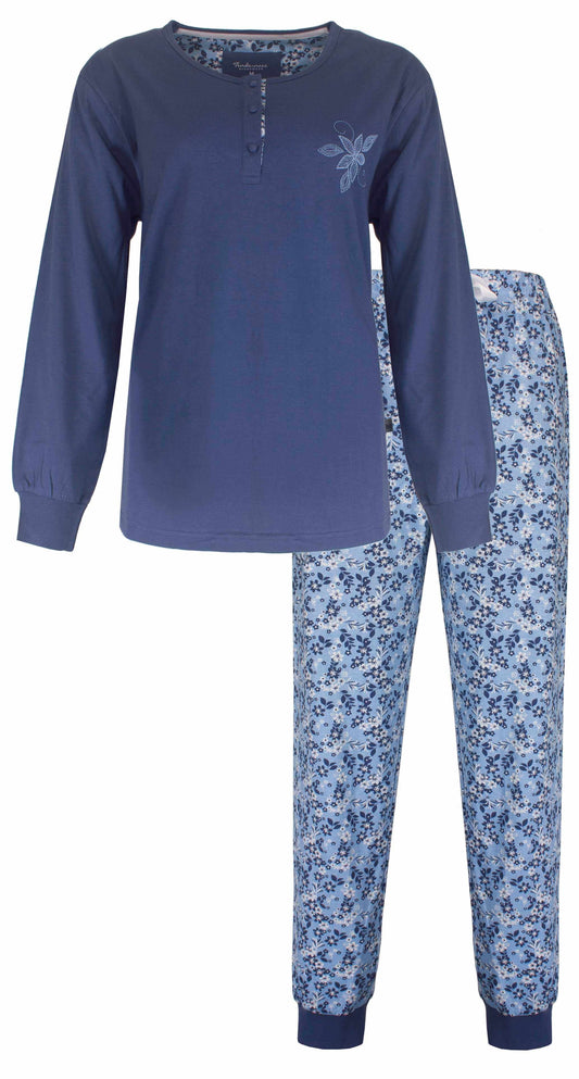 Indigo blauwe pyjama met lange mouwen en bloemenprint broek. Shirt heeft knoopsluiting en geborduurde bloem.