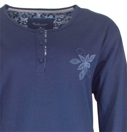 Indigo blauwe pyjama top met lange mouwen, knoopsluiting en geborduurd bloemmotief op de borst