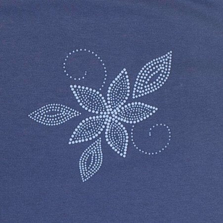 Indigo blauwe stof met een gestileerde bloem gemaakt van kleine witte stippen in een symmetrisch patroon
