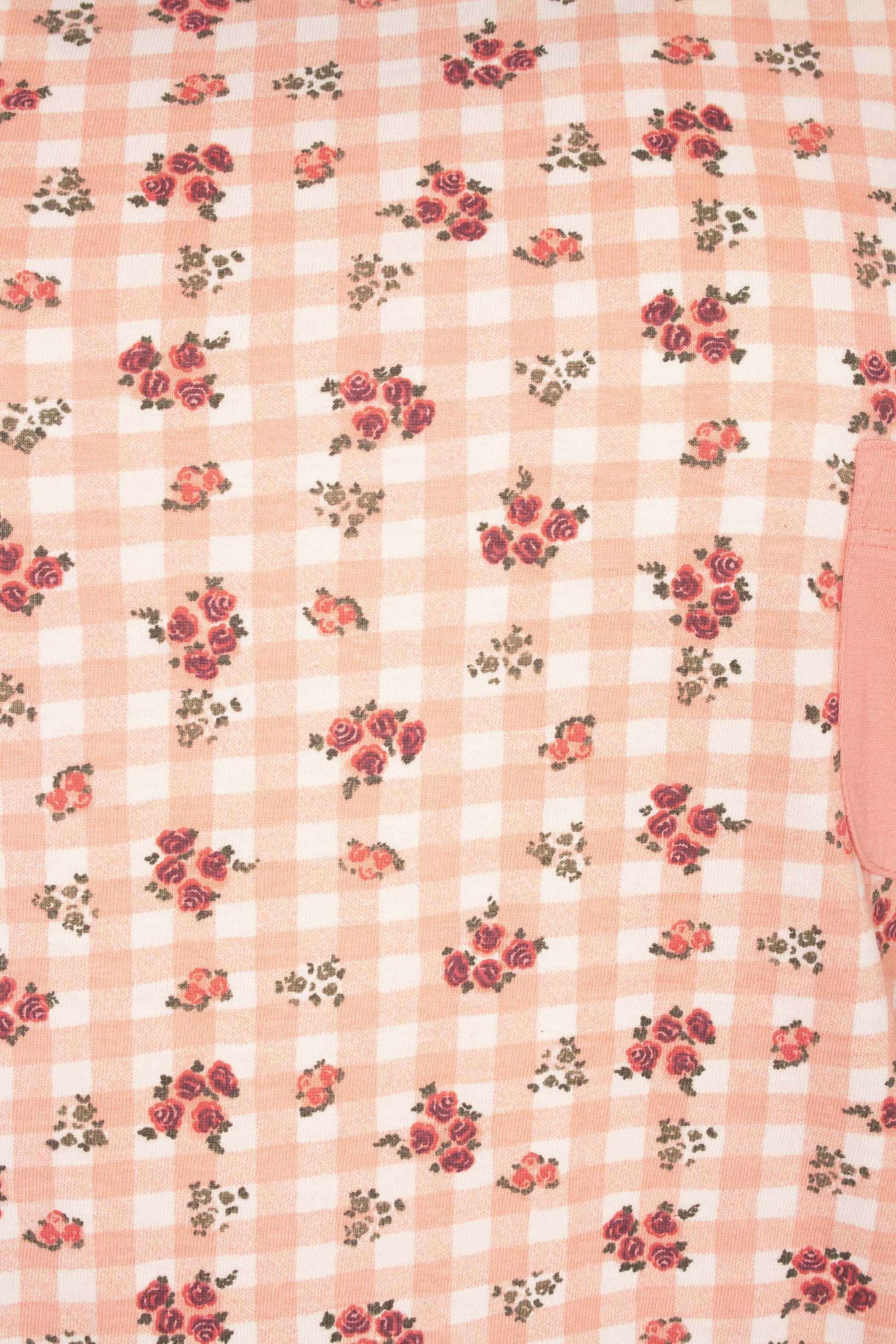 Licht oranje geruite stof met kleine roze bloemenpatronen, geschikt voor een katoenen dames pyjama.