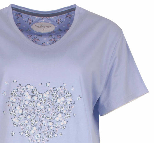 Lichtblauwe katoenen dames pyjama met bloemenhart print op de voorkant en gebloemde binnenkant van de hals