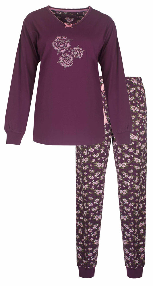 Paarse dames pyjama met lange mouwen en bloemenprint. Shirt met rozenopdruk en bijpassende broek met bloemmotief.