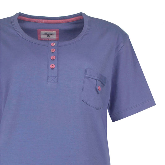 Blauwe katoenen dames pyjama top met korte mouwen, polosluiting, borstzakje en roze knoopjes