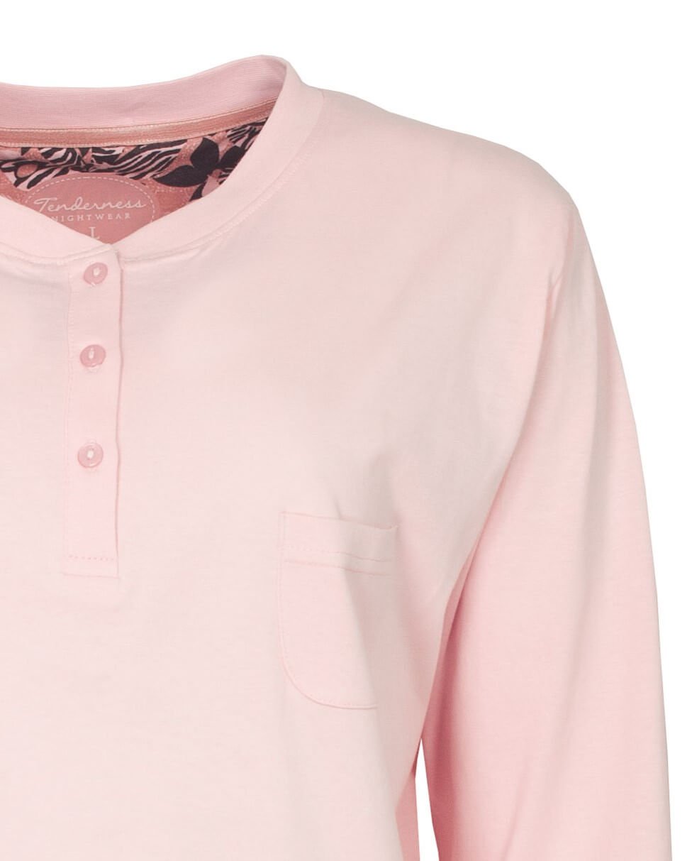 Lichtroze katoenen dames pyjama top met polo-sluiting en borstzakje, merk Tenderness zichtbaar op binnenlabel
