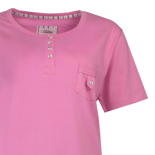 Roze katoenen dames pyjama top met korte mouwen, polosluiting, borstzakje en knoopje. Ronde hals met rekbaar boordje.