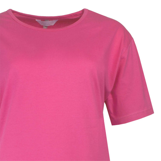 Close-up van een felroze katoenen T-shirt met ronde hals en korte mouwen, onderdeel van een dames pyjama set.