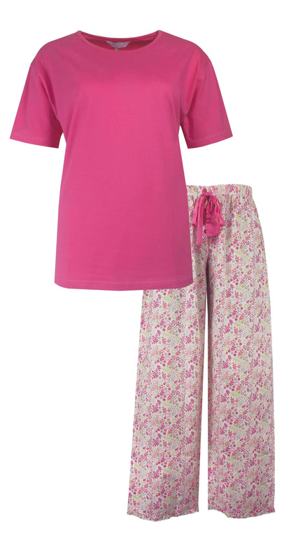 Roze katoenen dames pyjama set met effen T-shirt en gebloemde broek met elastische band en roze lint