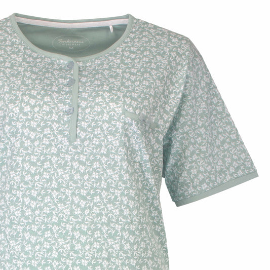 Lichtgroene pyjama top met korte mouwen, bedrukt met een delicaat wit bloemenpatroon en knoopsluiting aan de hals