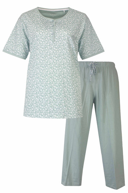 Mintgroene dames pyjama set met kort. T-shirt heeft een bloemenpatroon en effen broek met trekkoord.