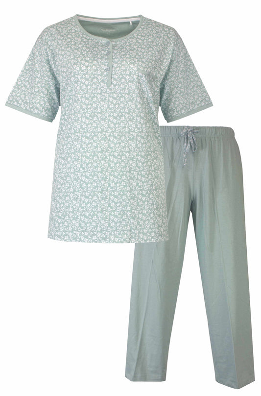 Mintgroene dames pyjama set met kort. T-shirt heeft een bloemenpatroon en effen broek met trekkoord.