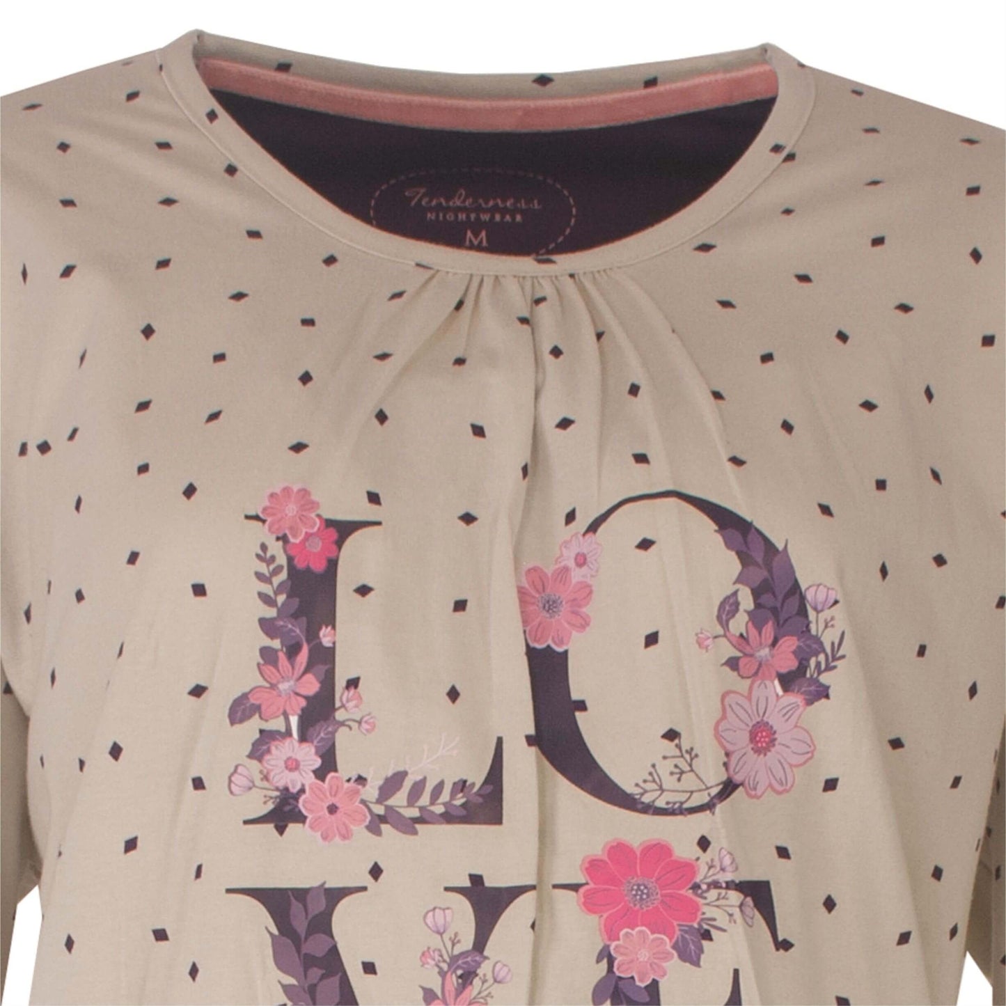 Beige dames pyjama met lange mouwen, versierd met bloemen en 'LOVE' print, zwarte stippen patroon
