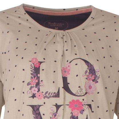 Beige dames pyjama met lange mouwen, versierd met bloemen en 'LOVE' print, zwarte stippen patroon