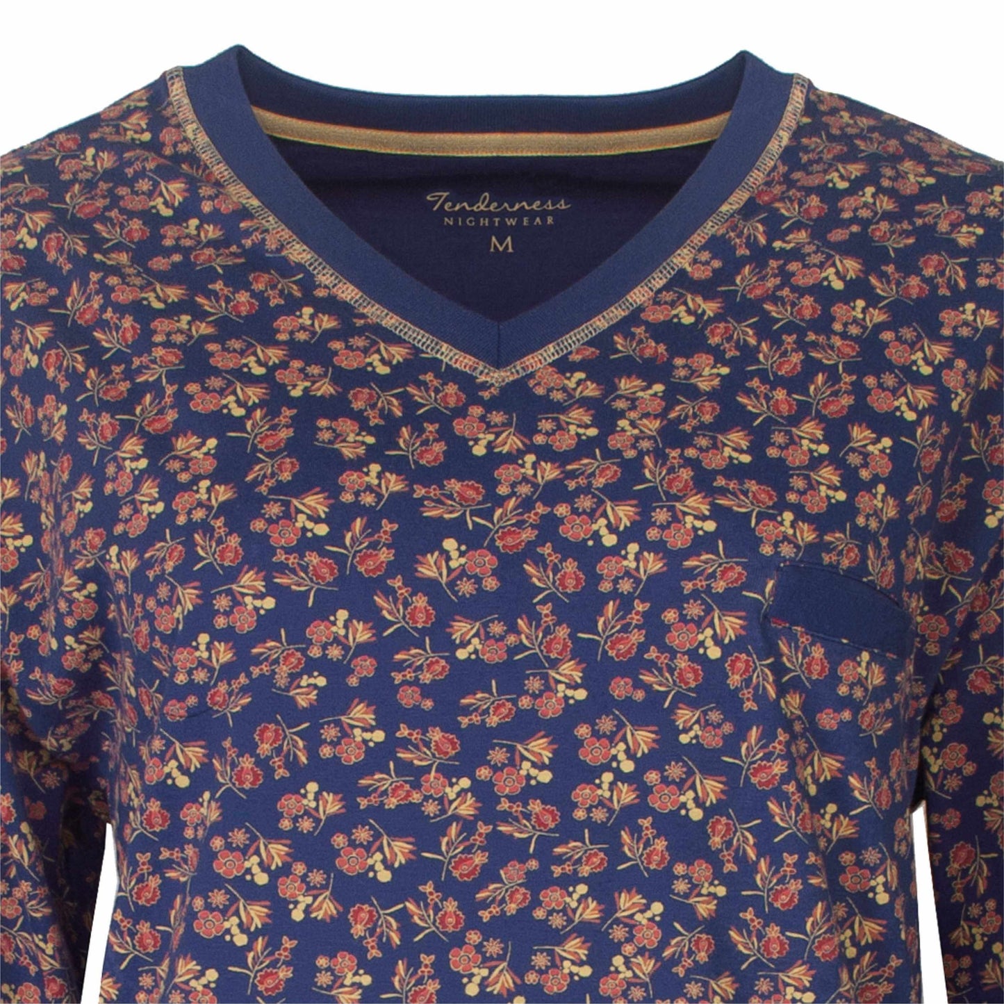 Blauwe pyjama met lange mouwen en V-hals, bedrukt met kleine rode en gele bloemen over het hele kledingstuk