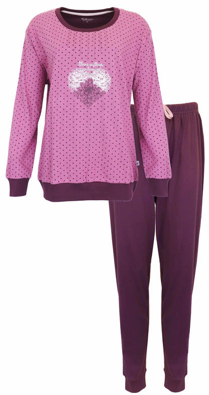 Donkerroze pyjama set met gestippelde top en effen broek. Top heeft bloemmotief en lange mouwen.