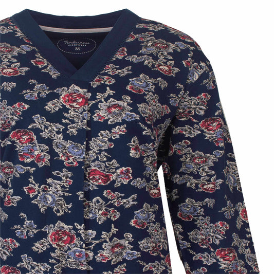 Donkerblauwe pyjama met lange mouwen, versierd met een patroon van rode en blauwe bloemen en bladeren.