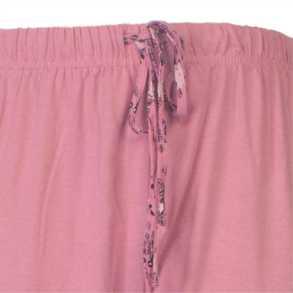 Close-up van roze pyjama broek met elastische taille en decoren decoratief koord met bloemenpatroon
