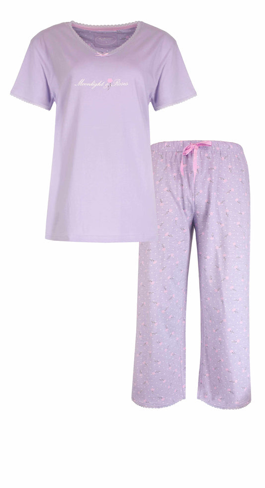 Lavendel lila pyjama set met bloemetjes-shirt en lange broek, versierd met kleine bloemetjes print