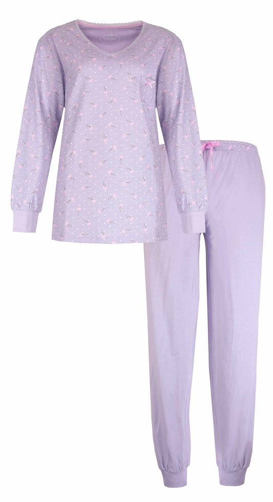 Lavendel lila pyjama set met lange mouwen en broek, versierd met kleine bloemetjes en stippen print.