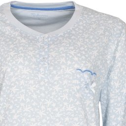 Lichtblauwe pyjama top met bloemenprint, V-hals en lange mouwen. Borstzakje en satijnen strikje zichtbaar.