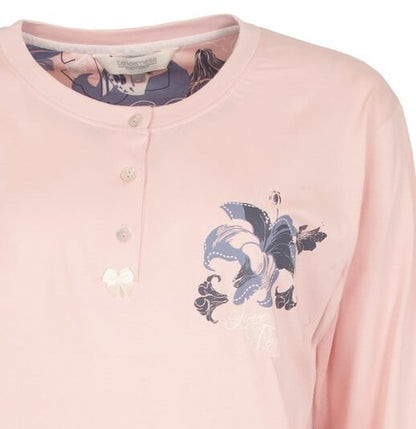Lichtroze dames pyjama top met polo sluiting en geborduurde bloemmotief op de borst in blauw en wit.