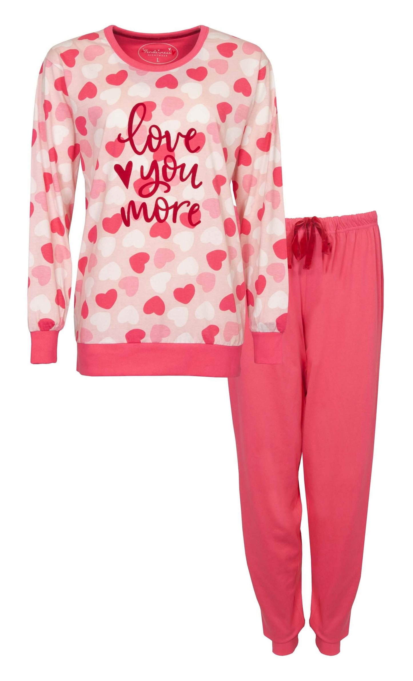 Roze dames pyjama met hartjesprint en 'Love You More' tekst op de top, lange mouwen en effen broek.