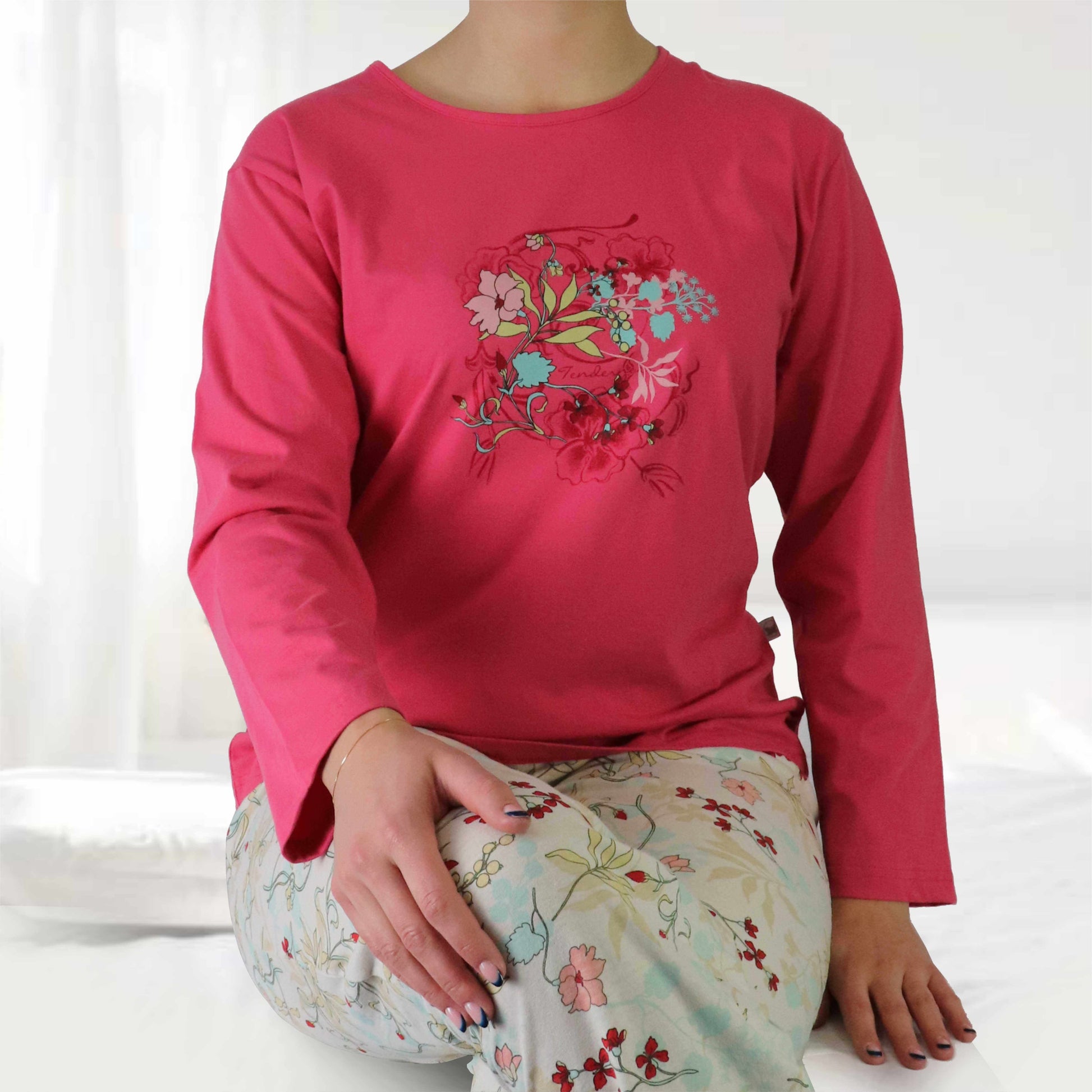 Rode lange mouwen pyjama top met bloemenprint, gedragen met bijpassende lichtgekleurde broek met bloemenpatroon