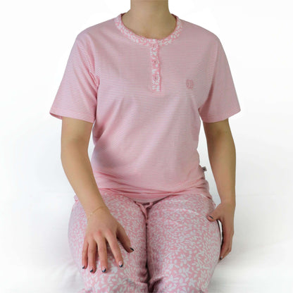 Roze gestreepte dames pyjama top met korte mouwen en bijpassende broek met bloemenprint in roze en wit