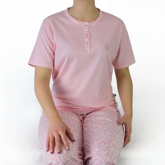 Roze gestreepte dames pyjama top met korte mouwen en bijpassende broek met bloemenprint in roze en wit