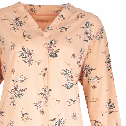 Roze pyjama top met V-hals en lange mouwen, versierd met een delicate bloemenprint in pastelkleuren.