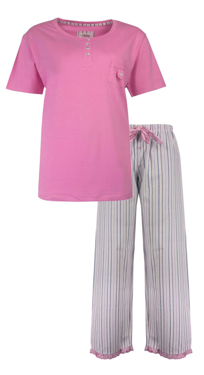 Roze dames pyjama set met korte mouw top en gestreepte lange broek. Top heeft polosluiting en borstzakje.