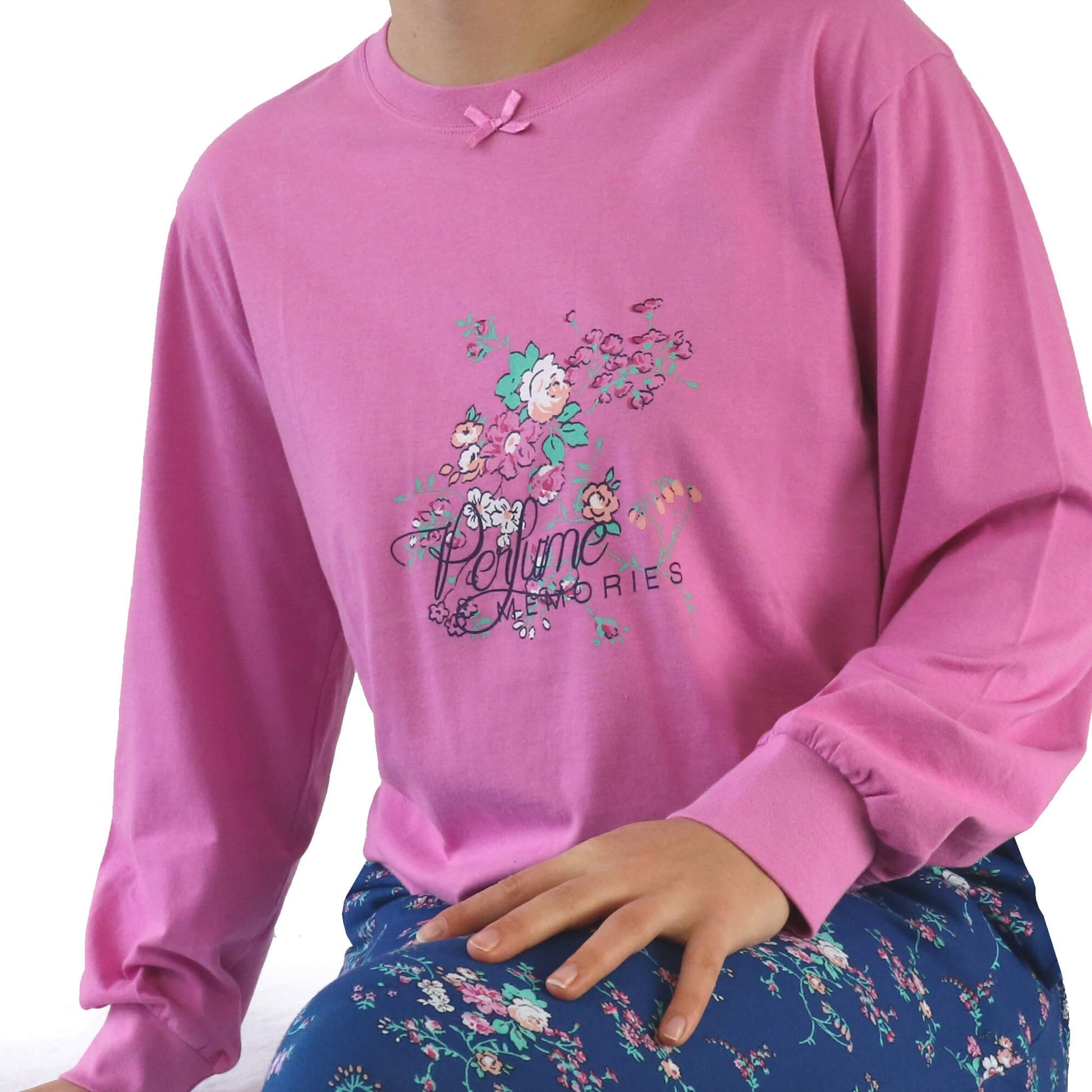 Roze pyjama top met bloemenprint en 'Perfume' tekst, gedragen met blauwe gebloemde pyjamabroek