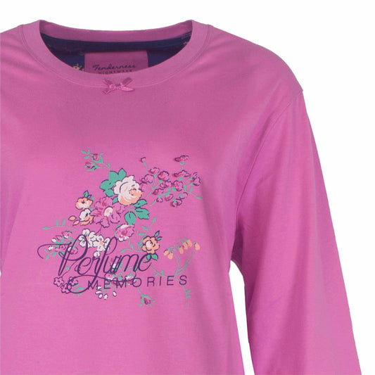 Roze pyjama top met lange mouwen, bedrukt met kleurrijke bloemen en de tekst 'Perfume Memories'
