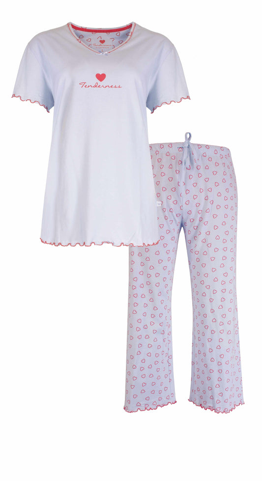 Lichtblauwe pyjama set met hartjesprint, bestaande uit een T-shirt met 'Tenderness' opdruk en een bijpassende broek.