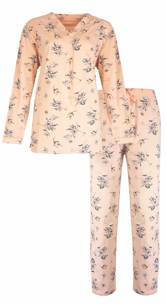 Roze pyjama set met lange mouwen en broek, versierd met een delicate bloemenprint in zachte tinten.