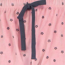 Close-up van roze velours pyjama-stof met kleine zwarte bloemetjes en een grijs koordje voor de taille
