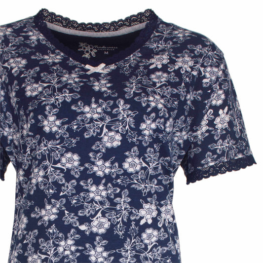 Marineblauw dames pyjama shirt met witte bloemenprint en kanten afwerking aan de hals en mouwen