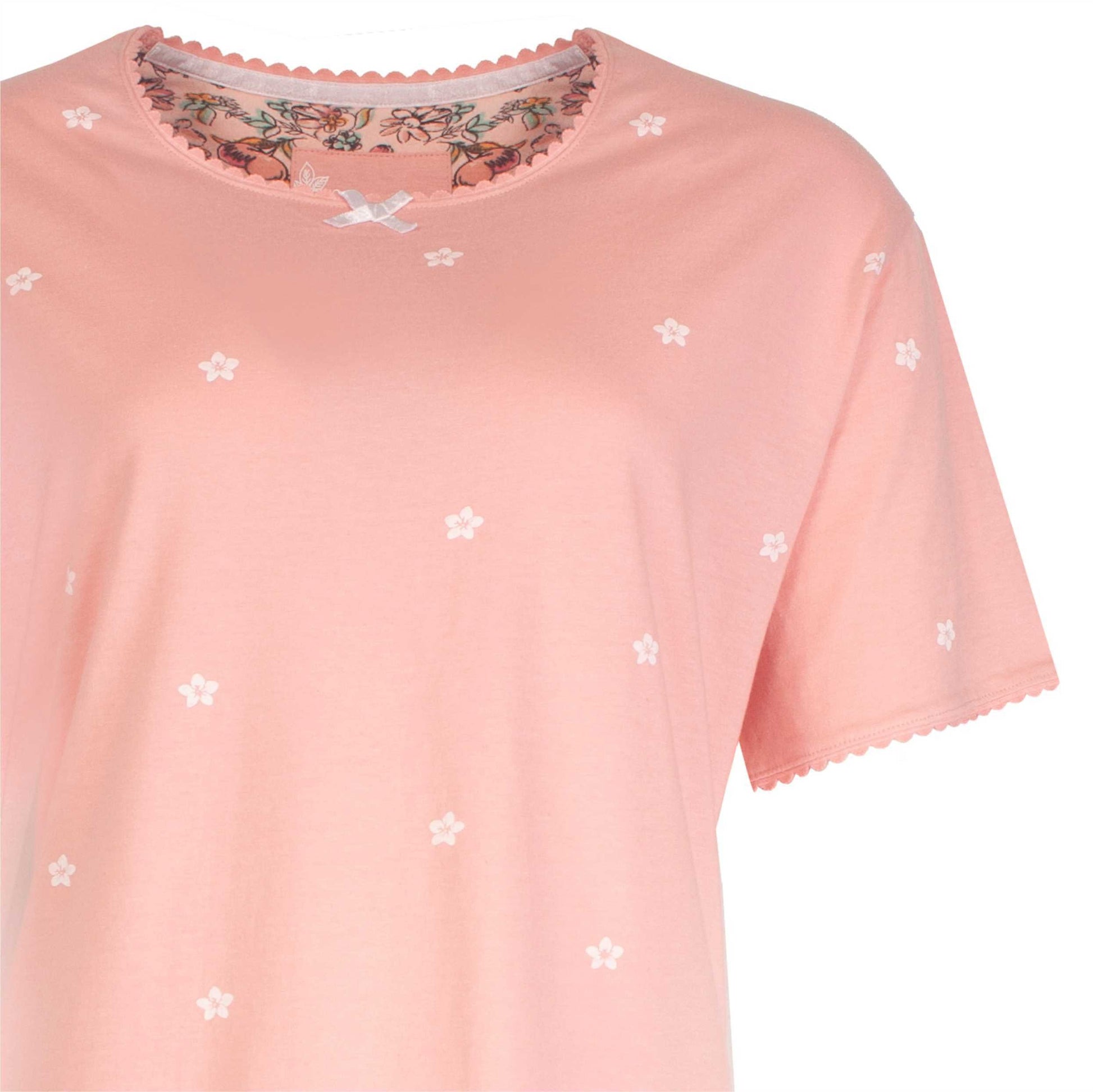 Lichtroze dames shortama met witte bloemetjes en kanten boord, bovenstuk met korte mouwen en bloemenprint binnenkant