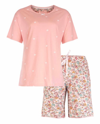 Lichtroze pyjama set met bloemenprint, bestaande uit een T-shirt met kleine bloemen en bijpassende korte broek.
