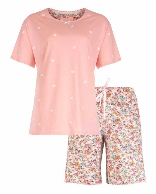 Lichtroze pyjama set met bloemenprint, bestaande uit een T-shirt met kleine bloemen en bijpassende korte broek.